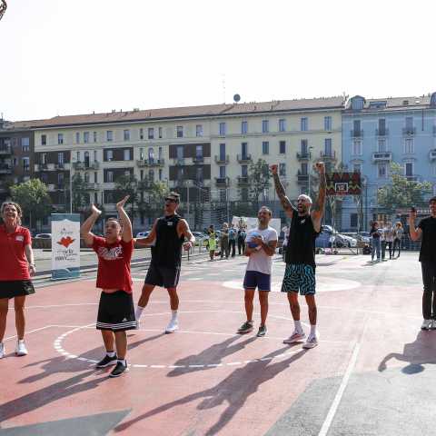 Ragazzi giocano a basket all'aria aperta